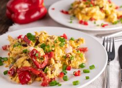 Rührei mit Paprika und Frühlingszwiebel