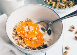 Frühstücksbowl mit Quark, Mandarine und Pistazien