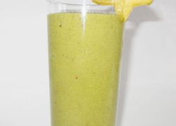 Grüner Smoothie mit Gurke, Löwenzahn und Mandeln