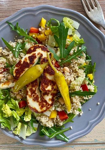 Quinoa Salat mit Halloumi und Pfefferonen
