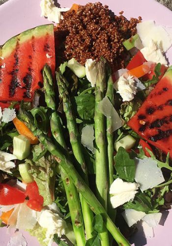 Gegrillte Melone mit Salat, Spargel und Quinoa