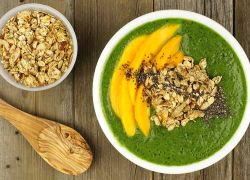 Smoothie Bowl mit Spinat, Mango und Müsli