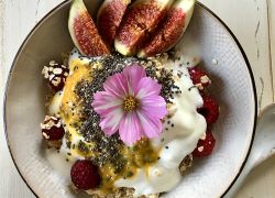 Frühstück mit Himbeeren und Feige