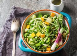 Grüner Salat mit Bohnen, Cheddar und Limetten-Dressing