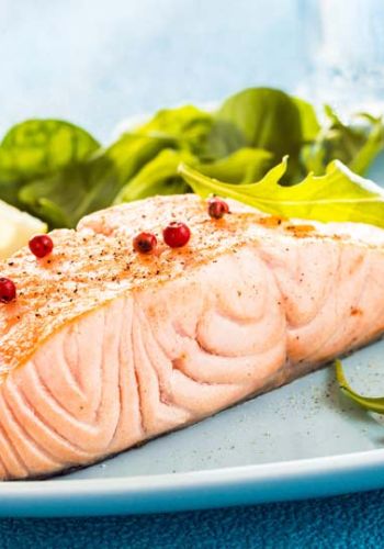 Lachsfilet an Salat