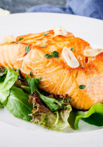 Lachsfilet mit Knoblauch und Salat
