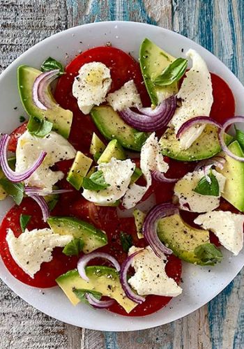 Tomate Mozzarella mit Avocado und roten Zwiebeln
