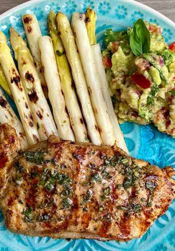 Gegrilltes Kalbskotelett mit Spargel und Avocado-Salat