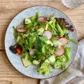 Salat mit Radieschen und Avocado