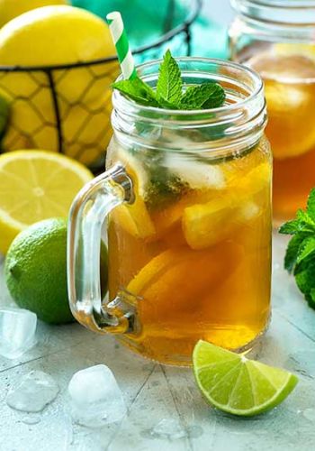 Eistee mit Limette, Zitrone und Minze