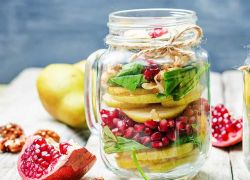 Sweet Meal Prep Salat mit Birne, Granatapfel und Nüssen