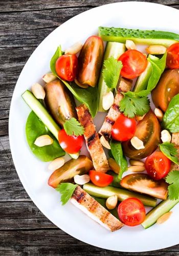 Vitaler Gemüse Salat mit Hähnchen und Nüssen