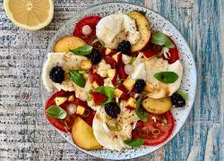 Tomate-Mozzarella mit Pfirsich und Brombeeren