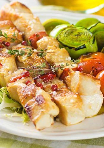 Hähnchenspieße mit Lauchgemüse und Tomaten