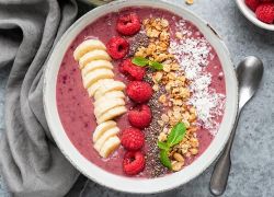 Beeren-Smoothie-Bowl mit Honig-Hafer-Crunch