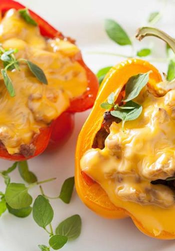 Überbackende Paprika mit Gemüse und Fleisch