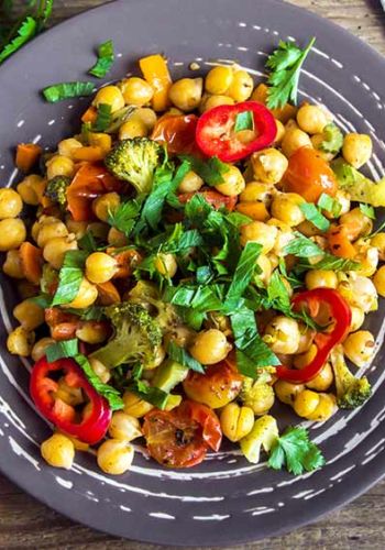 Gebratene Kichererbsen mit Kurkuma, Tomaten und Brokkoli