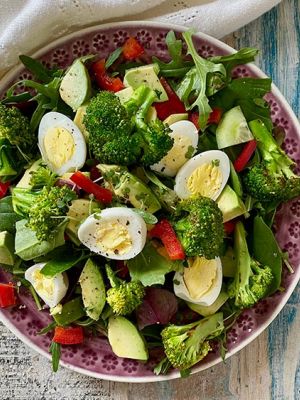 Grüner Salat mit Wachteleiern