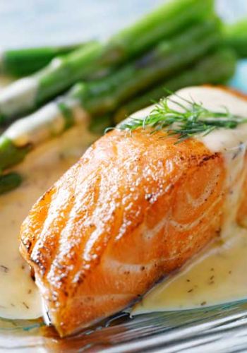 Lachs an Spargel mit leckerer Senf-Dill-Sauce