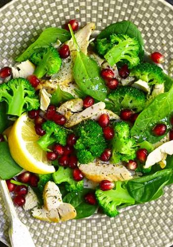 Vital Salat mit Hähnchen, Brokkoli und Granatapfel