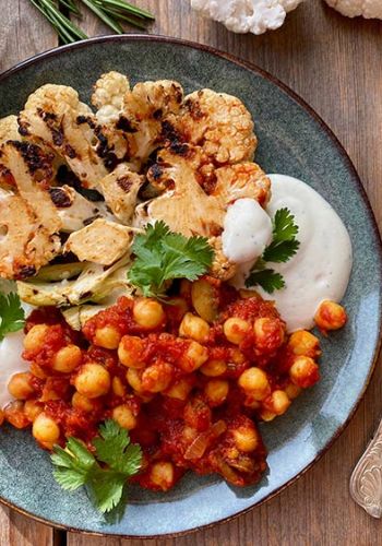 Blumenkohl Schnitzel mit Tomaten-Kichererbsen-Sauce und Quark Dip