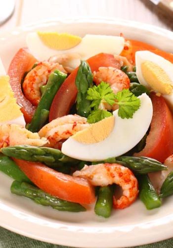 Spargelsalat mit Ei und Garnelen