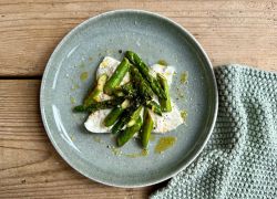 Burrata mit grünem Spargel