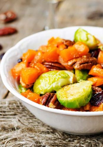 Gebratener Kürbis-Rosenkohlsalat mit Pekannüssen