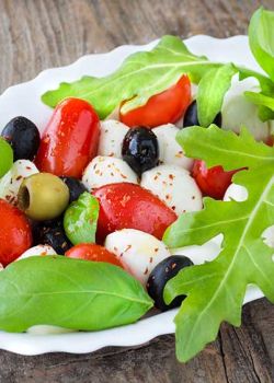 Antipasti mit Tomaten, Oliven und Mozzarella