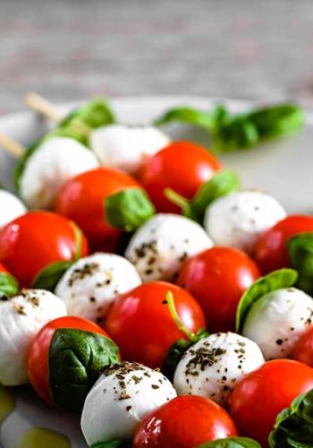 Tomaten-Mozzarella-Spieße mit Basilikum