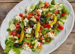 Bunter Salat mit Oliven