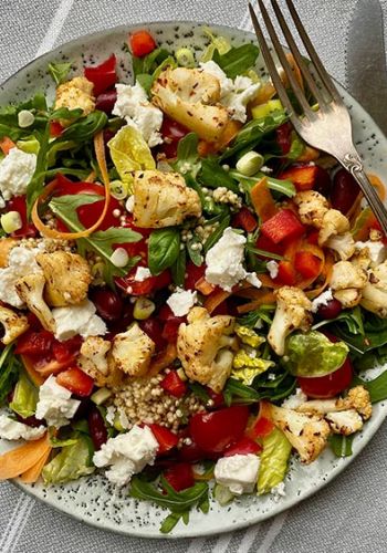 Salat mit Blumenkohl, Rucola und Feta