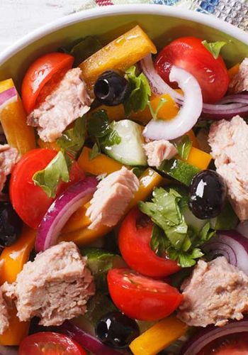 Bunter Salat mit Thunfisch und Oliven