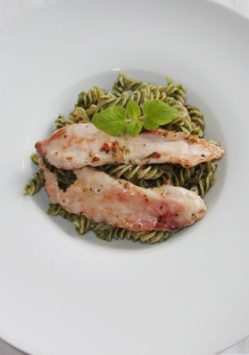 Low Carb Pasta mit Pesto und Kaninchenfilet