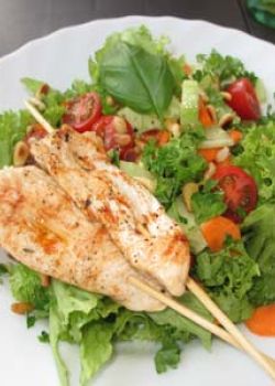 Putenspieße auf Salat