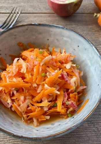 Rohkostsalat mit Möhre und roter Beete