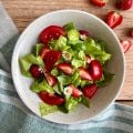 Salat mit Erdbeeren und Gänseblümchen