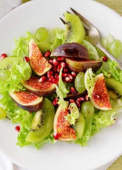 Salat mit Feigen, Kiwi und Granatapfelkerne
