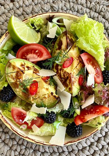 Salat mit gebratener Avocado und Beeren