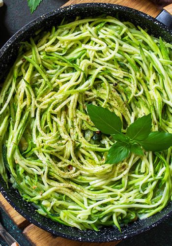 Zucchini-Nudeln mit Basilikum-Pesto