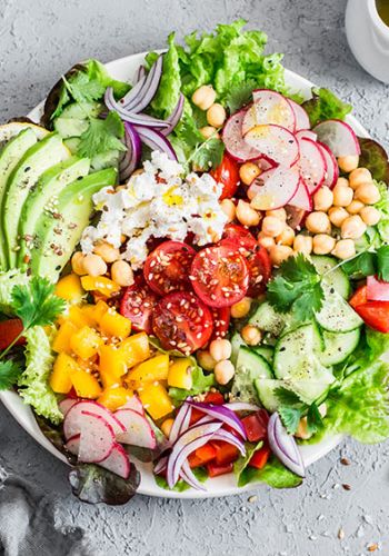 Bunter Salat mit Ziegenkäse und Koriander