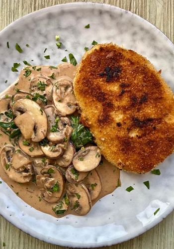 Champignon-Spinat-Pfanne mit veganem Schnitzel
