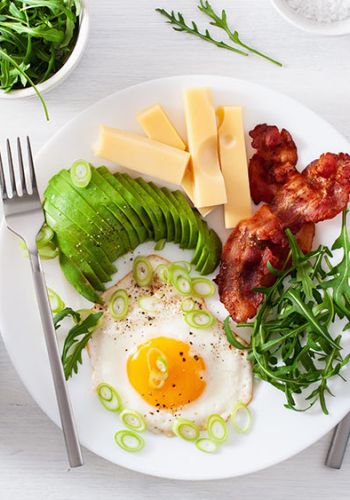 Spiegelei mit Avocado, Bacon und Käse