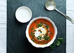 Tomatensuppe mit Frischkäse und Petersilie