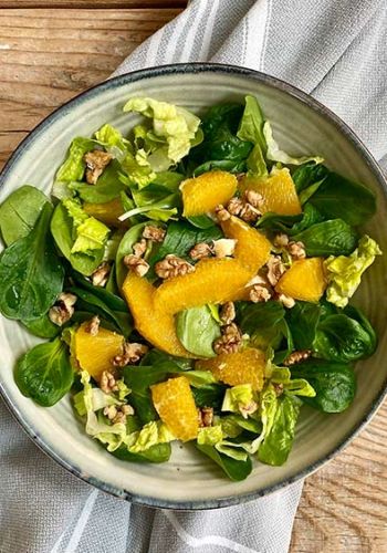 Salatbowl mit Feldsalat, Orange und Walnüssen