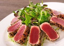 Thunfischfilet mit Konjak Nudeln und Salat