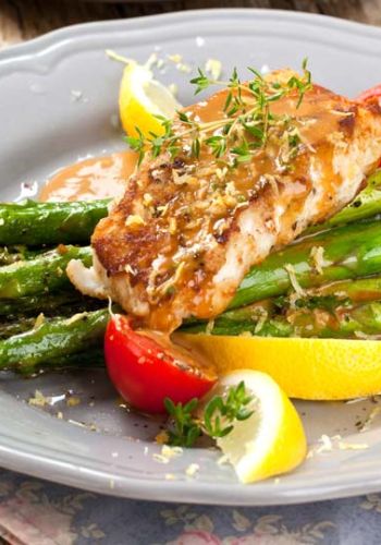 Fischfilet in Parmesan-Mandel-Kruste und grünem Spargel