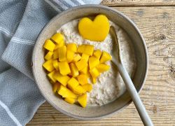 Mango-Frühstücks-Bowl mit Joghurt