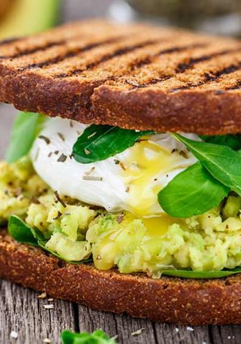 Sandwich mit Avocado-Creme und pochiertem Ei