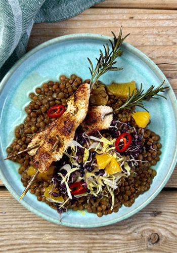 Linsensalat mit Puten-Rosmarin-Spießen und Orange